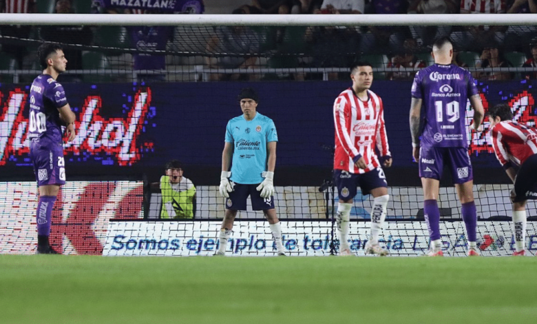 Érick Gutiérrez tomando el mando de portero en los minutos finales (Foto por ESPN)