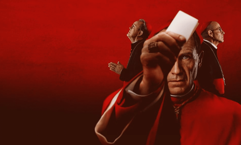 “Cónclave” La película que anticipó el misterio del Vaticano tras la muerte del Papa Francisco (Foto por Prime Video)