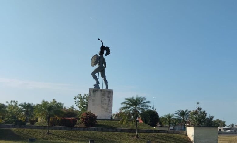 Estatua en contraste al ceilo despejado de Tabasco