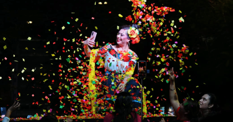 Mujer en evento de flor de tabasco