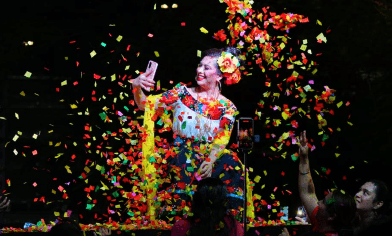 Mujer en evento de flor de tabasco