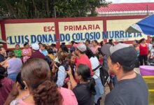 Padres de Familia se manifiestan afuera de escuela acusando de despilfarro