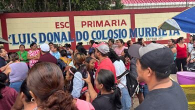 Padres de Familia se manifiestan afuera de escuela acusando de despilfarro