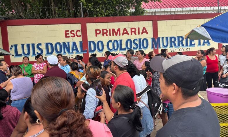 Padres de Familia se manifiestan afuera de escuela acusando de despilfarro