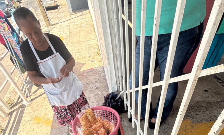 Imagen de señora vendiendo comida chatarra en escuelas