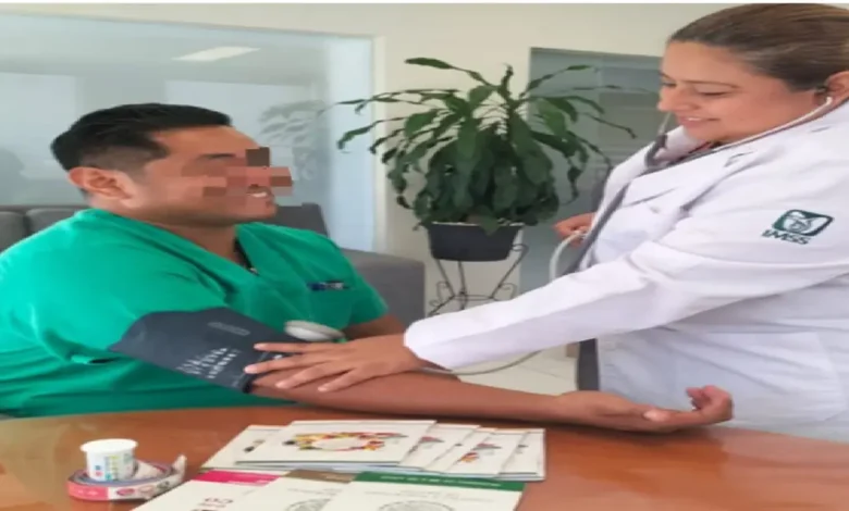 Personal del IMSS realiza chequeos de presión arterial como parte de las actividades del programa PrevenIMSS, enfocado en la detección oportuna de enfermedades como la hipertensión, especialmente en población con factores de riesgo.