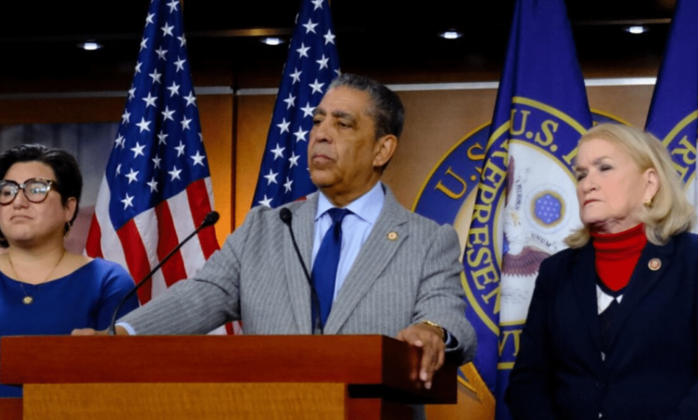 Congresistas hispanos se oponen al impuesto a las remesas en EU