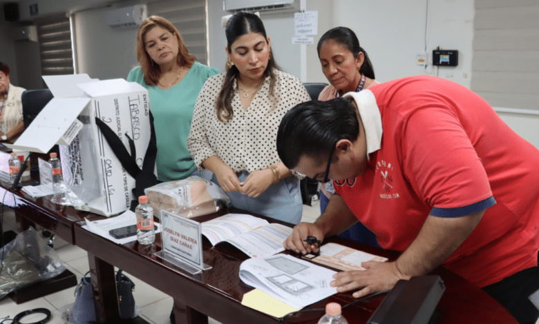 Esta acción se realizó previo a la entrega de los documentos y materiales electorales a las presidencias de las Mesas Directivas de Casillas Seccionales.