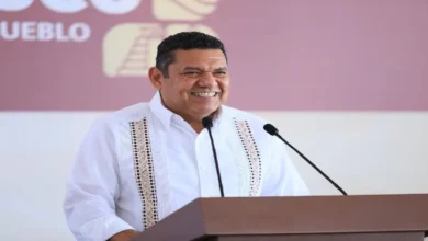 Vista panorámica de la Feria Tabasco 2025 con miles de asistentes disfrutando de conciertos y exposiciones en el Parque Tabasco, decorado con luces y estands coloridos.