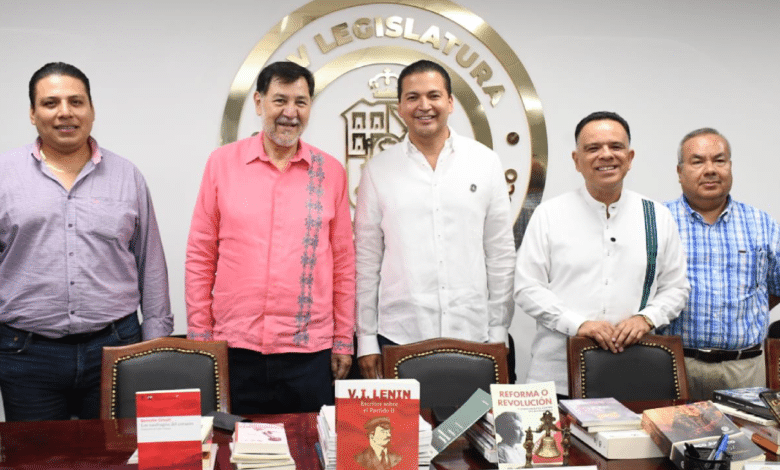 Fernández Noroña fortalece la cultura legislativa con entrega de Libros