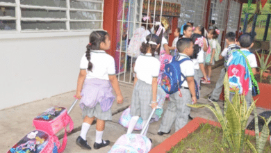 Niños entrando a escuela