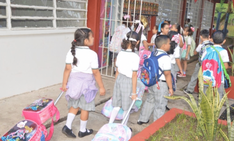 Niños entrando a escuela