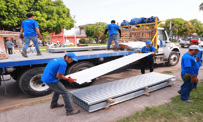 Impulsa Yolanda Osuna mejora de viviendas en Centro con entrega de láminas a bajo costo