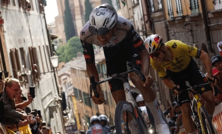 Isaac del Toro hace historia y se viste de rosa en el Giro de Italia (Foto por UAE Team Emirates)