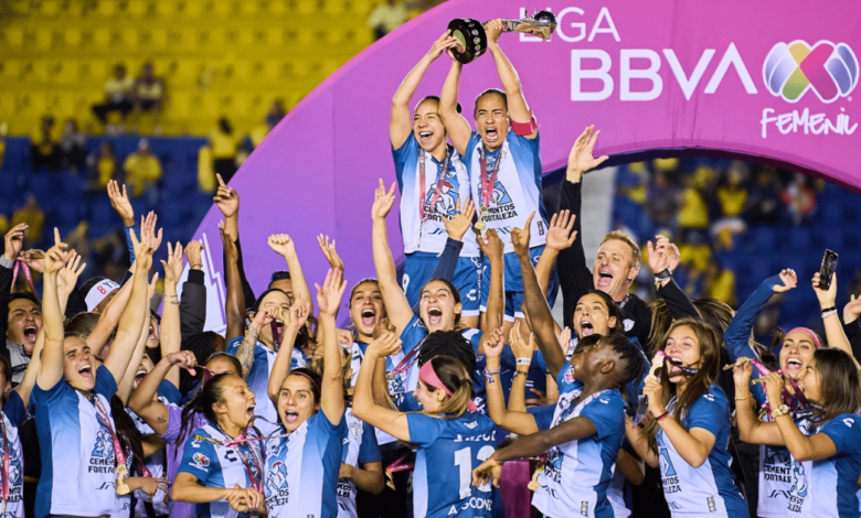 Pachuca conquista su primer título en la Liga MX Femenil al vencer al América en una histórica final (Foto por Marca)