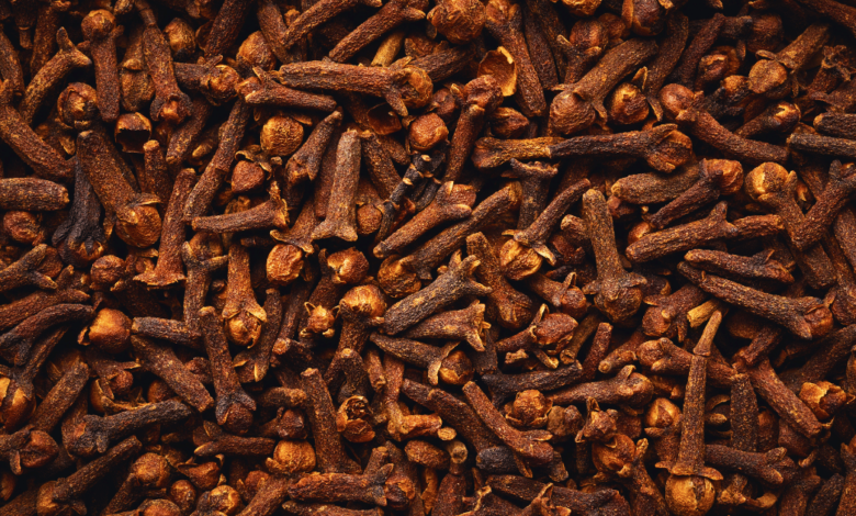 Para qué sirve masticar un clavo de olor
