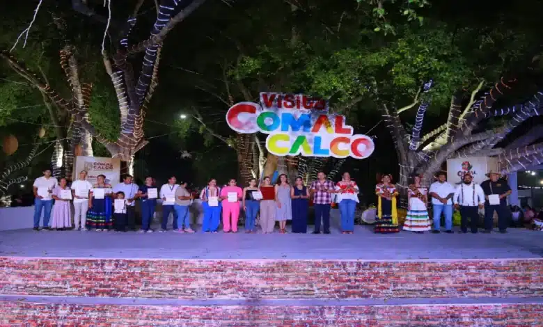 Grupo de personas en un escenario decorado con luces y un letrero que dice “Visita Comalcalco”, durante la clausura de la Feria Comalcalco 2025, realizada de noche en un entorno arbolado.