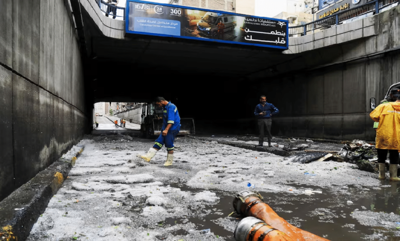 Una inusual tormenta de granizo impacta Alejandría, Egipto.