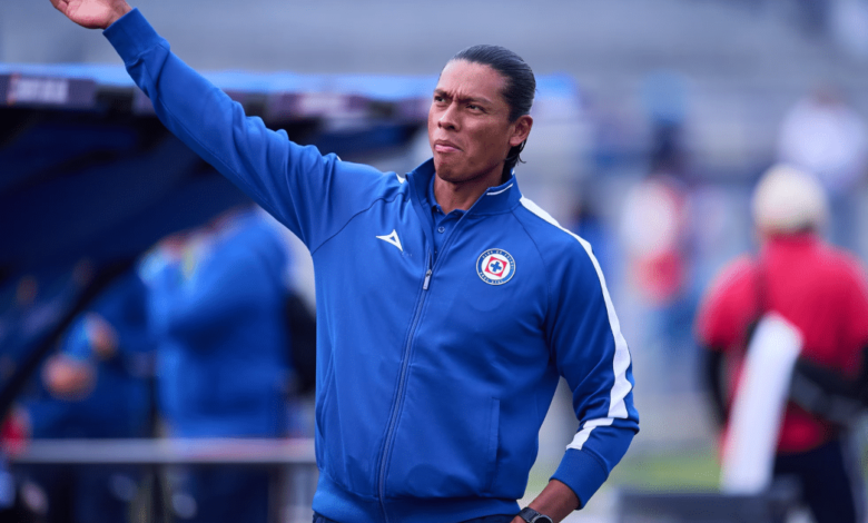 Joel Huiqui se mantendrá auxiliar técnico en Cruz Azul bajo el mando de Nicolás Larcamón (Foto por MEXSPORT)
