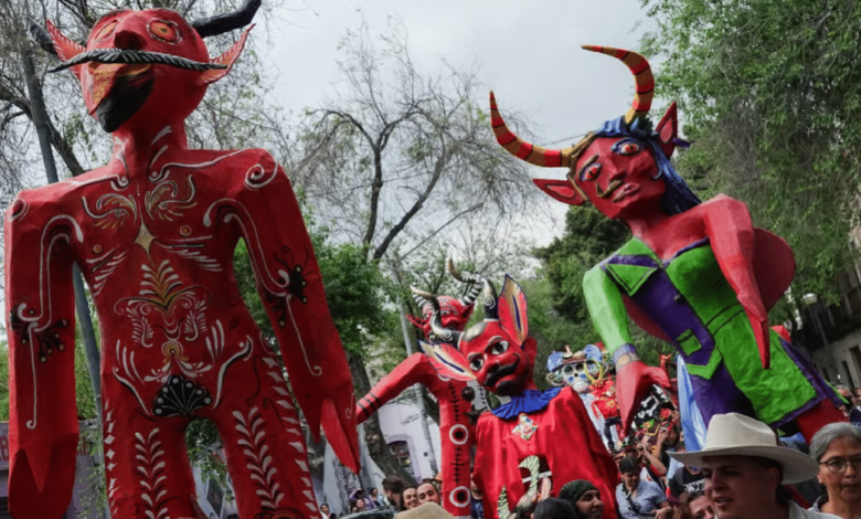 Los judas con forma de diablo_ una tradición ardiente de la cartonería mexicana