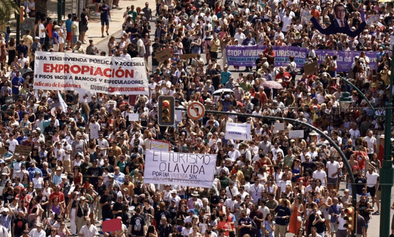 Tensión en Europa protestas coordinadas contra el turismo masivo este 15 de junio (Foto por El Confidencial)