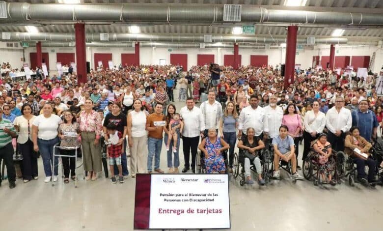 Desde Villahermosa, y de manera simultánea en todo el país, se inició la entrega de las tarjetas del Banco del Bienestar