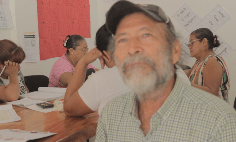 A los 70 años, vuelve a las aulas para cumplir un sueño