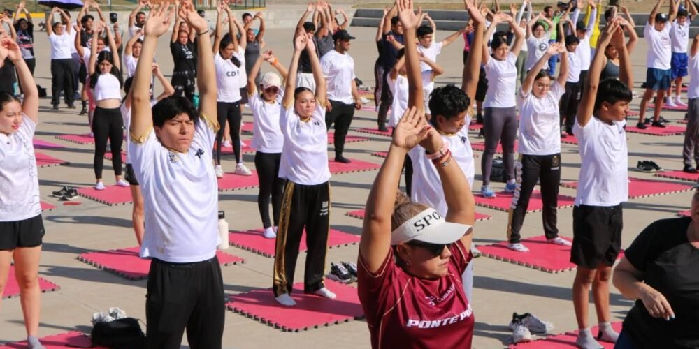 Clase Masiva de Yoga llena de energía la Ciudad Deportiva en “Sábado de Ponte Pila”