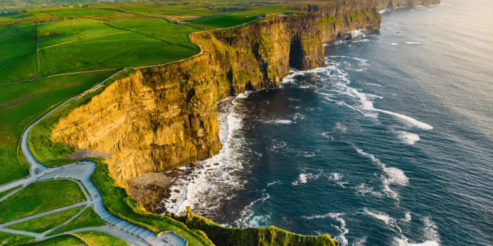 Descubre los lugares y actividades esenciales para vivir Irlanda al máximo, Ciudades vibrantes y culturales, paisajes naturales emblemáticos, rutas panorámicas y joyas ocultas ideales para aventuras memorables.