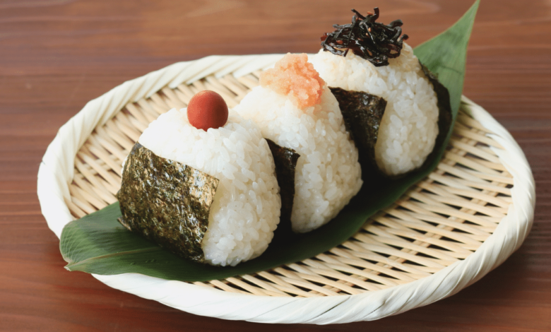 Descubre cómo hacer onigiris de forma sencilla en casa, el tradicional bocadillo japonés ideal para llevar o disfrutar como comida ligera. Aprende a prepararlos con ingredientes accesibles y en pocos minutos.