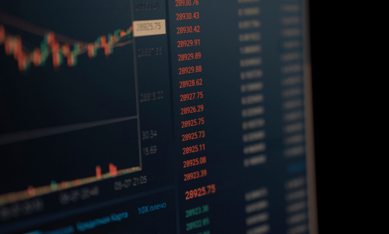 Los aranceles impuestos por la administración Trump están generando efectos inflacionarios en EE.UU., al ser absorbidos por los importadores que ahora comienzan a trasladarlos al consumidor final. Analistas advierten que esta política no detendrá el declive manufacturero.