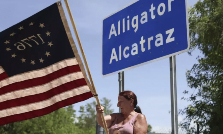 El gobernador Ron DeSantis confirmó el inicio de vuelos de deportación desde el centro de detención en los Everglades, en apoyo a la estrategia migratoria del presidente Donald Trump. La medida ha generado controversia por las condiciones denunciadas en el lugar.