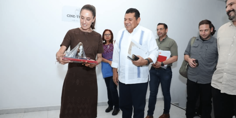 La presidenta de México, Claudia Sheinbaum Pardo, llegó esta noche a Tabasco en su tercera visita de trabajo, centrada en la salud de los habitantes del estado. Fue recibida por el gobernador Javier May Rodríguez en el Centro Cultural Quinta Grijalva, donde también evaluó actividades culturales.