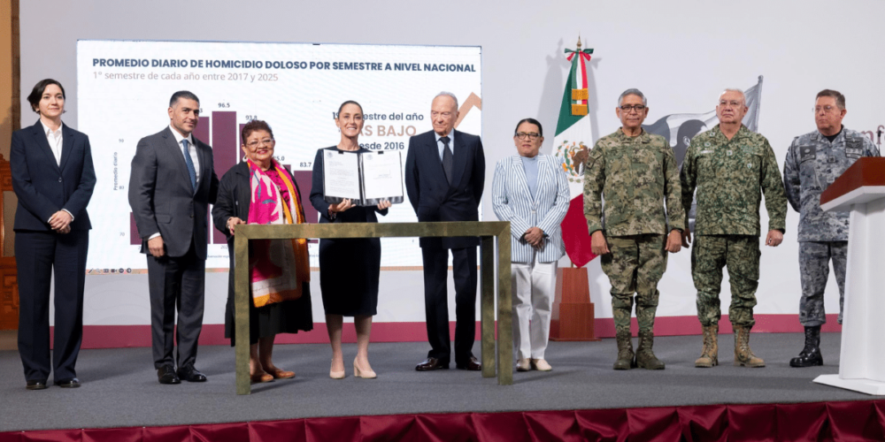 Se trata de un proyecto de Decreto para reformar el inciso a) fracción XXI de la Constitución Política con el objetivo de que el Congreso de la Unión expida una Ley General contra la Extorsión que permita perseguir de oficio dicho delito