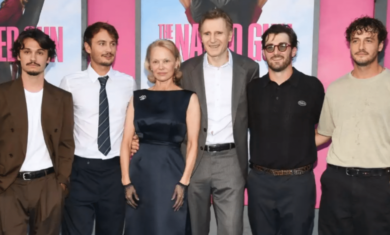 Pamela Anderson y Liam Neeson desatan rumores de romance al posar con sus hijos en alfombra roja