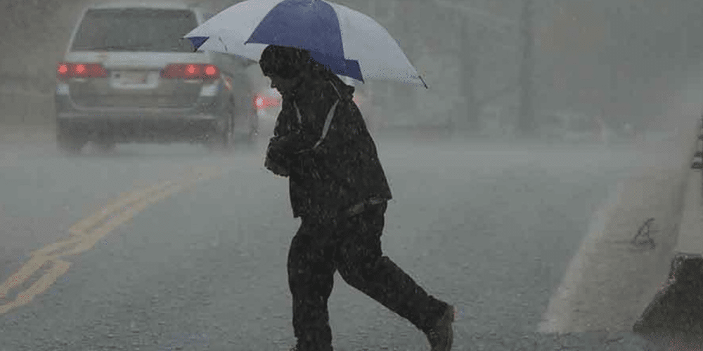 Persisten lluvias fuertes en Tabasco este jueves por onda tropical 24