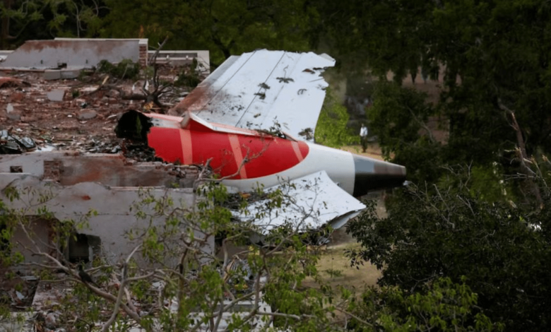 La grabación de voz en la cabina del vuelo 171 de Air India sugiere una posible acción inexplicable por parte de la tripulación antes de que el avión se estrellara, dejando 260 muertos. Las autoridades investigan el extraño apagado de ambos motores segundos después del despegue.