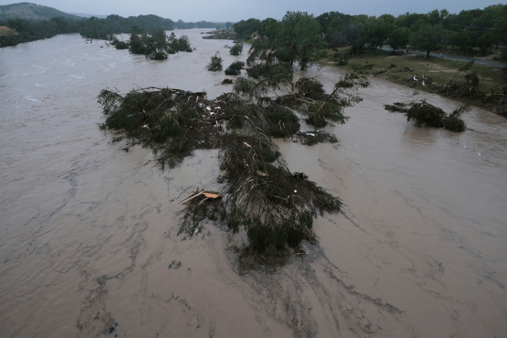 inundaciones Texas,Campamento Mystic,niñas desaparecidas Texas,declaratoria de desastre Texas,lluvia torrencial,emergencia climática,río Guadalupe,Dan Patrick,helicópteros de rescate,cambio climático Estados Unidos