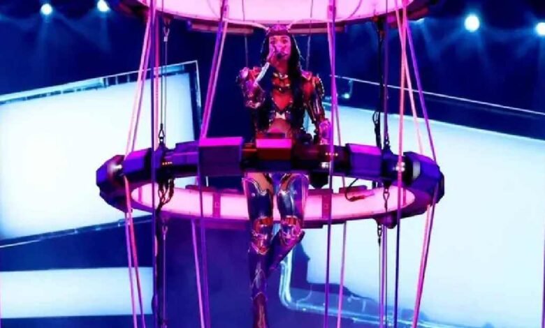 Katy Perry sufre a punto de caer desde las alturas durante show en Australia, video (Foto de internet)