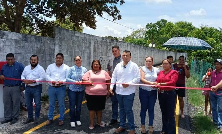 Habitantes de la Ranchería Tequila 1ra Sección celebran la entrega de una obra vial