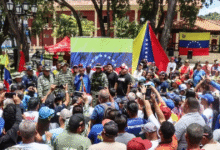 Miles de venezolanos atendieron el llamado de Nicolás Maduro para inscribirse en la Milicia Nacional Bolivariana, en respuesta a las acusaciones de Estados Unidos sobre vínculos del gobierno con el narcoterrorismo.
