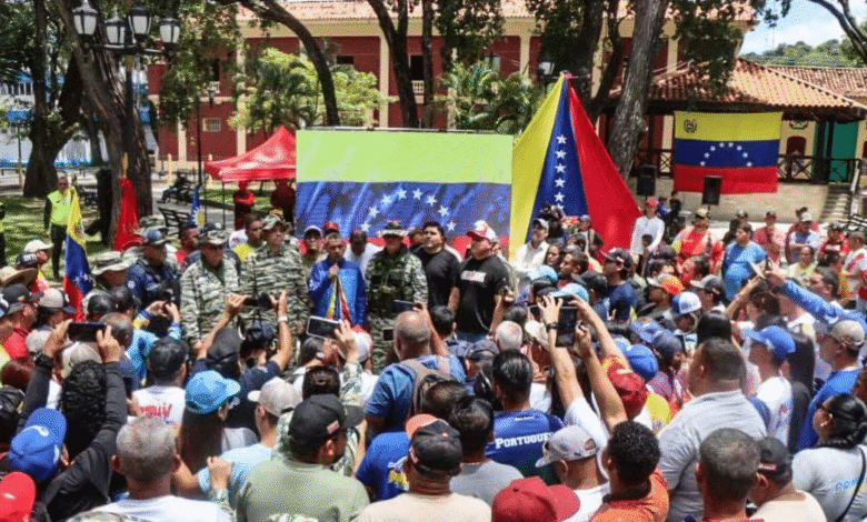 Miles de venezolanos atendieron el llamado de Nicolás Maduro para inscribirse en la Milicia Nacional Bolivariana, en respuesta a las acusaciones de Estados Unidos sobre vínculos del gobierno con el narcoterrorismo.