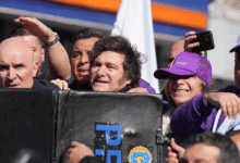 El presidente argentino Javier Milei fue evacuado durante una caravana en Lomas de Zamora luego de que opositores arrojaran piedras contra su comitiva. El mandatario salió ileso, en medio de un clima político marcado por acusaciones de corrupción que involucran a su entorno.