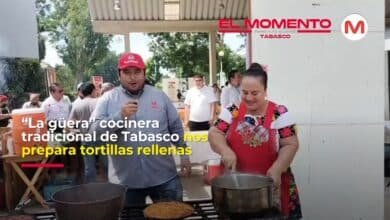 “La güera” cocinera tradicional tabasqueña nos prepara tortillas rellenas