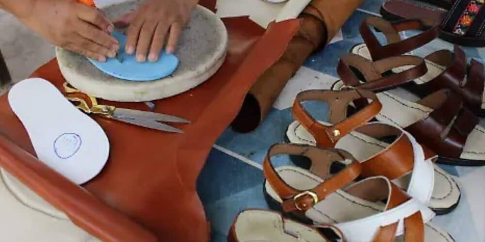 Huaraches para pacientes con pie diabético diseñados por artesano tabasqueño