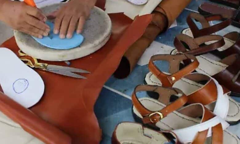 Huaraches para pacientes con pie diabético diseñados por artesano tabasqueño