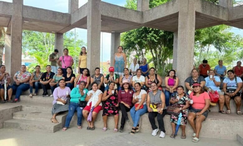 Artesanos tabasqueños reciben credenciales para preservar su identidad cultural