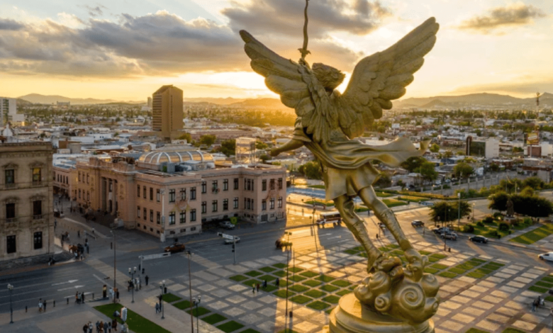 Entre barrancas que tocan el cielo, desiertos que guardan secretos y ciudades que narran epopeyas, Chihuahua se erige como un viaje al alma del México más vasto y legendario.