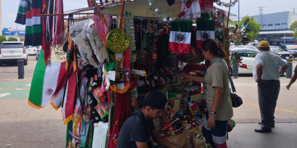 Ya llegaron los adornos patrios a las calles de Tabasco