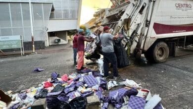 Las cuadrillas de recolección de basura tienen trabajo extra para mantener las calles y alcantarillas limpias.